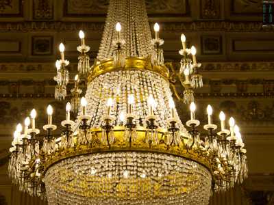 � illuminata da due imponenti lampadari con fili di perle di cristallo, la cui luce riflette sugli infinti fregi dorati delle pareti, dando all�intero ambiente un aspetto regale